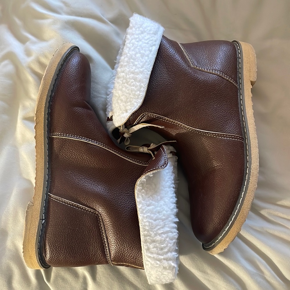 Lightweight Zulily boots.  Light lining, size 8.5.